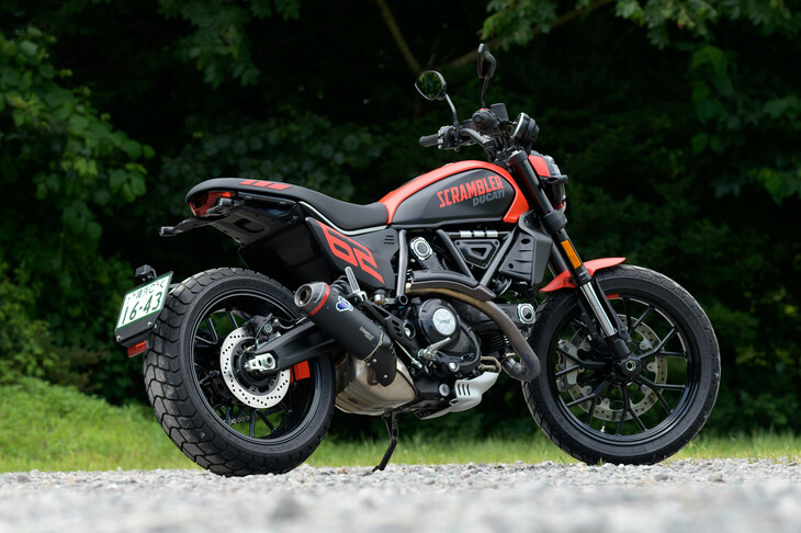 2023年に登場した新世代の「ドゥカティ・スクランブラー」シリーズ。なかでも「フルスロットル」は、アメリカのフラットトラックレースのマシンをモチーフにしたデザインや、他のモデルよりややスポーティーな仕様、充実した装備を特徴としている。