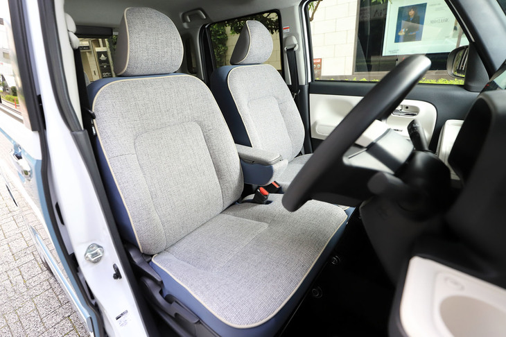 新開発のフルファブリックシート。「G」「Gターボ」では、運転席と助手席にシートヒーターが標準装備される。