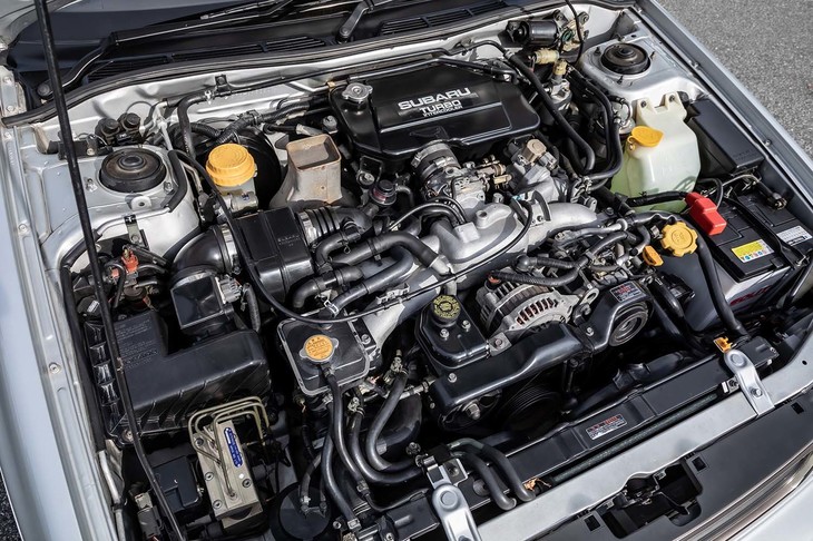 2019年末での製造中止がアナウンスされた「EJ20」と呼ばれる2リッターの水平対向エンジン。最初に搭載されたのがこの「レガシィ」シリーズだった。以来30年にわたり、改良を重ね進化。スバルのメインエンジンとして搭載され続けてきた。