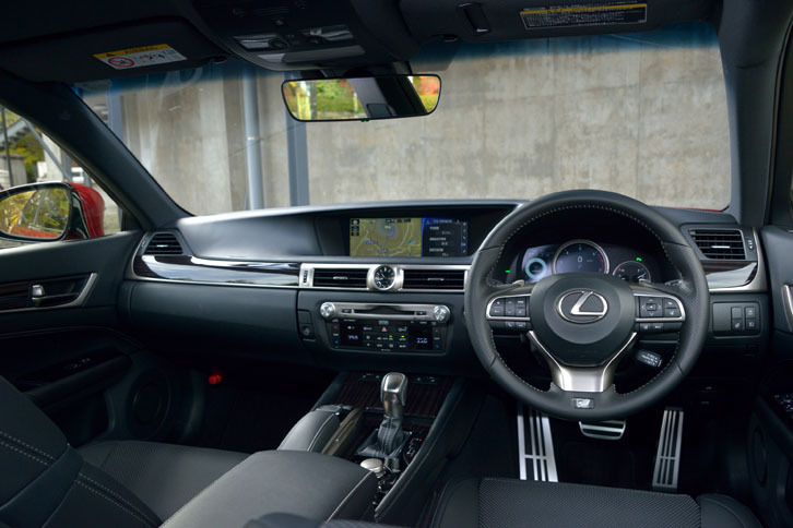 水平基調のインストゥルメントパネルが与えられたインテリア。中央には12.3インチの大型モニターがレイアウトされる。