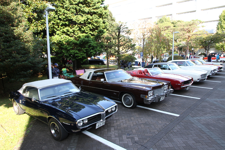 「ポンティアック・ファイアーバード」「キャデラック・エルドラド」「シボレー・カマロ」など、アメリカ車が並んだ一角。