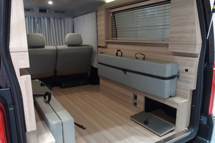 キャラバンMYROOMローンチエディション（後部の折りたたみベッド）