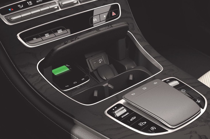 スマートフォンのワイヤレス充電機能も備わる。