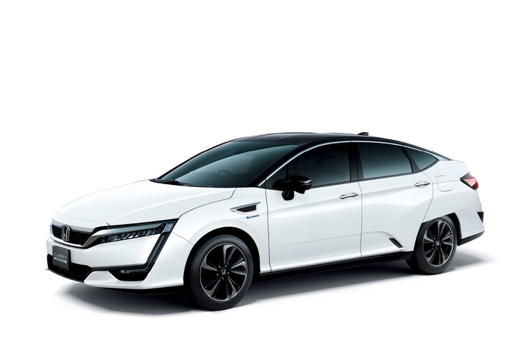 2016年春に登場したホンダのセダン「クラリティ フューエルセル」。その名のとおり燃料電池車としてラインナップされ、その後プラグインハイブリッドモデルも追加設定された。残念ながら2021年いっぱいで生産が終了した。