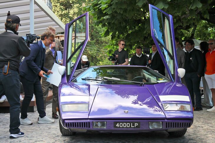 2024年5月25日、イタリア・コモで開催された「コンコルソ・ヴィラ・デステ」で。声楽家ヨナス・カウフマン氏（左から2人目）が、ベスト・エンジンサウンド賞を贈呈する。