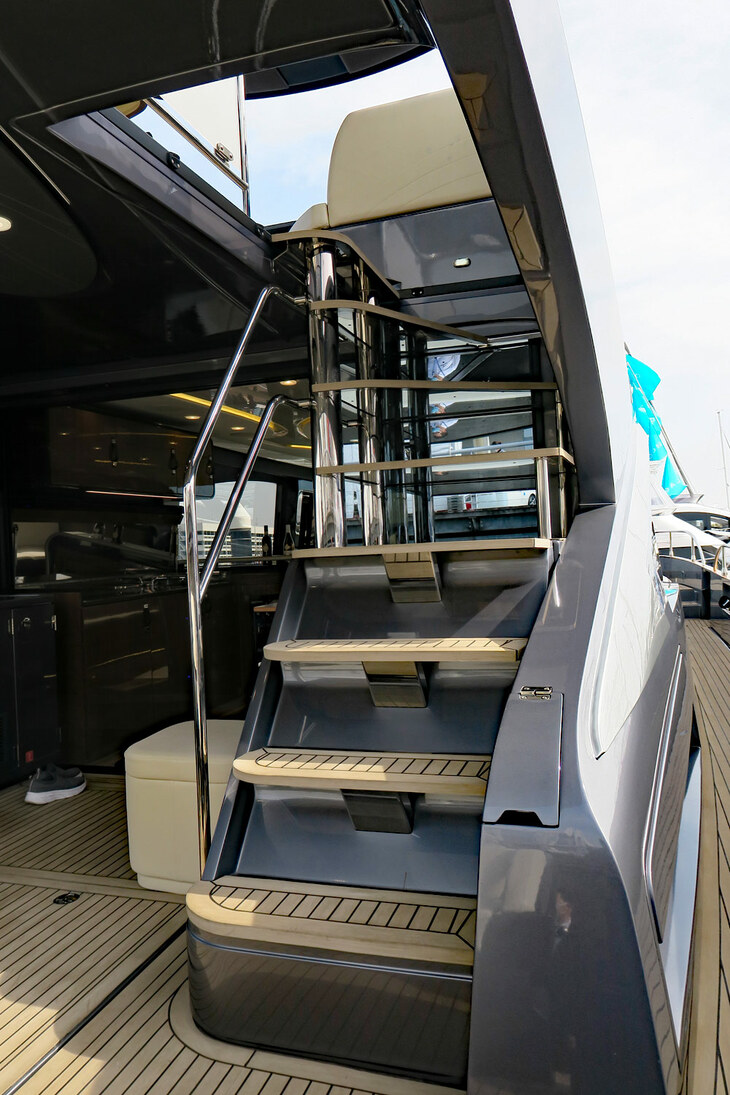 ブリッジへ上る階段。