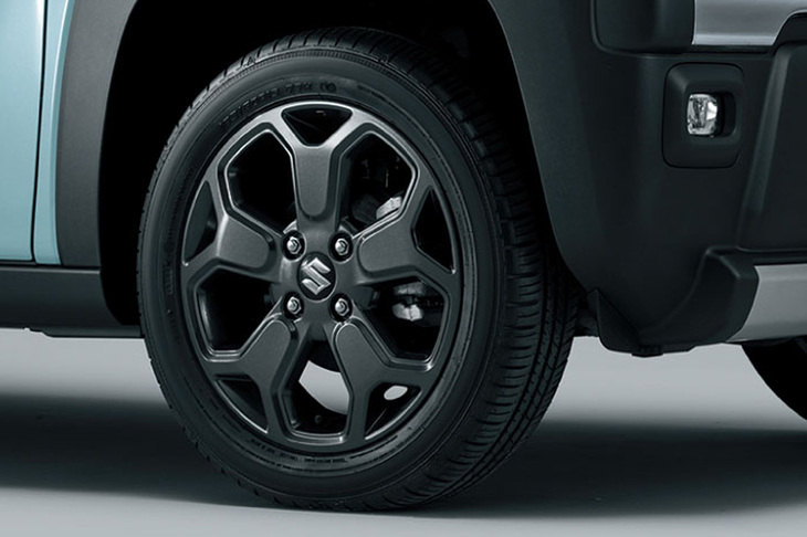 基本デザインは標準仕様車に準ずるが、ブラックメタリック仕上げとなる「ハスラー タフワイルド」のアルミホイール。タイヤは165/60R15サイズで、こちらもサイズは標準仕様車と同じ。