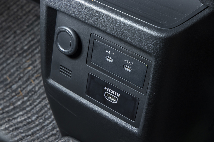 センターコンソールの下部にはUSBタイプCポート（2つ）とHDMIポートが備わっている。