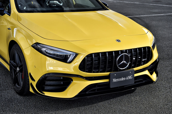 フロントグリルは、1952年の公道レース、カレラ・パナメリカーナ・メヒコで優勝した「メルセデス・ベンツ300SLプロトタイプ」に由来する専用デザイン。標準仕様のAクラスよりも54mm幅広いフロントフェンダーを採用。