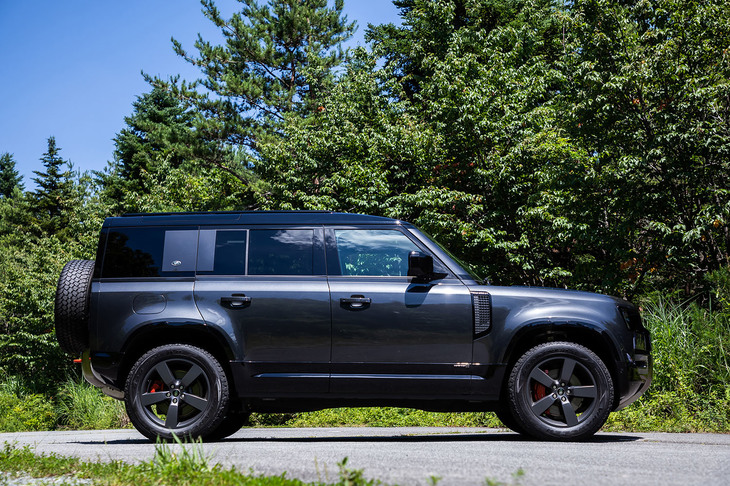 「ディフェンダー110 X D300」のサイドビュー。車名の110は先代モデルのホイールベースが110インチ（2794mm）であったことに由来するが、現行モデルのホイールベースは3020mmと、その数値を大きく超えている。