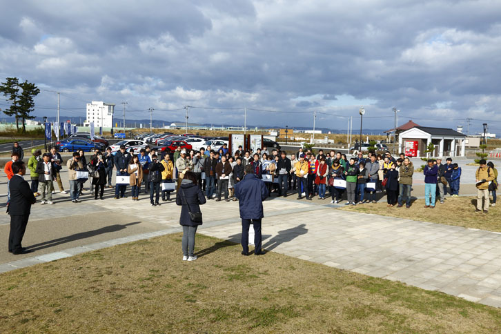 千年希望の丘公園に集合した参加者たち。およそ半数が地元からの参加だった。イベントの参加費は無料ながら、被災地のためのチャリティーを募った。
