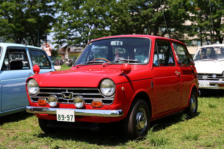 ホンダ初の軽乗用車として1967年にデビューすると同時に大ヒットした「N360」。これは1968年に加えられた「Sタイプ」。ボディー同色のフェンダーミラー、エアアウトレットカバー、専用ホイールキャップ、内装には革巻きステアリングホイールやタコメーターを含む2連メーターなどが与えられ、スポーティーに装う。