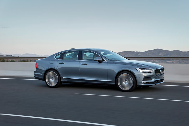 「S90 T6 AWD」の動力性能は、0-100km/h加速が5.9秒で、最高速は250km/h。