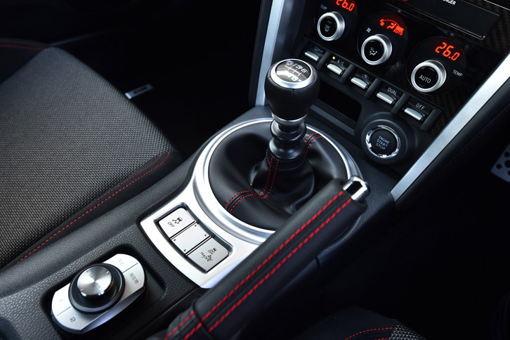 トランスミッションは6段MTの6速ギアの耐久性を強化。さらにMT仕様については、ノーマル車で3.727、パフォーマンスパッケージ装着車で4.1だった最終減速比が、4.3に変更されている。