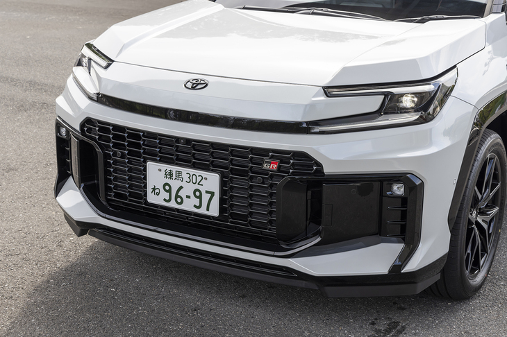 大きな開口部が特徴的な専用バンパーとダウンフォース増大および車体下部の整流に寄与するリップスポイラーを装備。裏側にはパフォーマンスダンパーも備わっている。