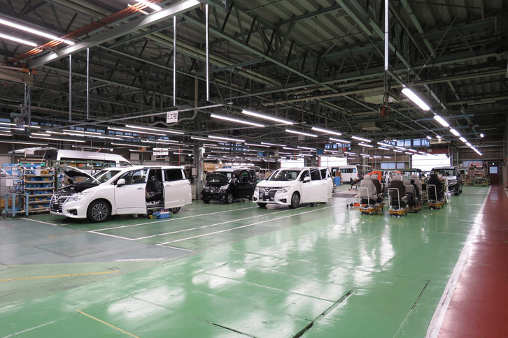 工場内の架装ラインの様子。福祉車両も、「ライダー」などカスタムカーも、ここでユニットや装飾パーツなどの組み付け作業が行われる。