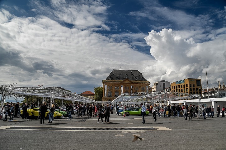 ヌーシャテルのコンクールデレガンス会場。60台近くのランボルギーニがクラスごとに並べられていた。