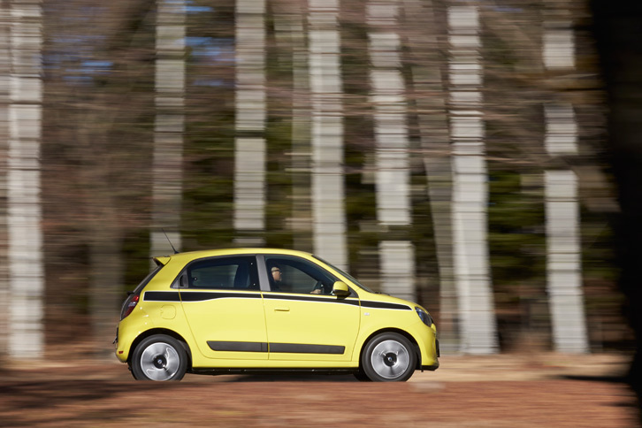 MT仕様の「ゼン」の車重は960kgと軽量で、現行型「トゥインゴ」のラインナップの中で、唯一1tを切る。