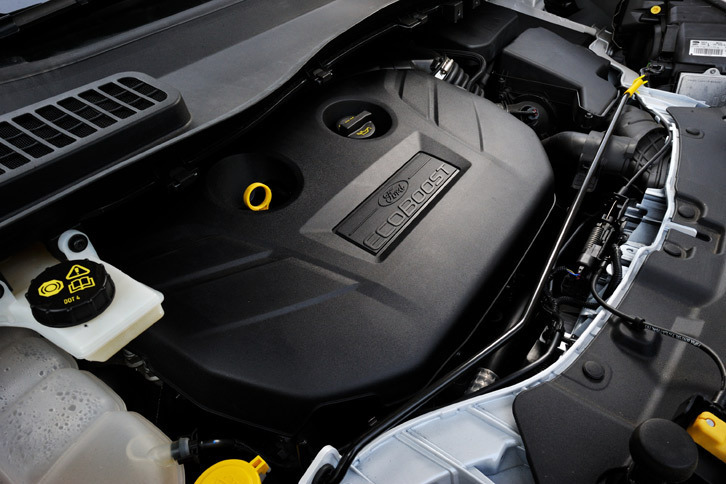 エンジンは2種類。エントリーグレードの「トレンド」には182psを発生する1.5リッターの、「タイタニアム」には242psを発生する2リッターの4気筒直噴ターボエンジンが搭載される。