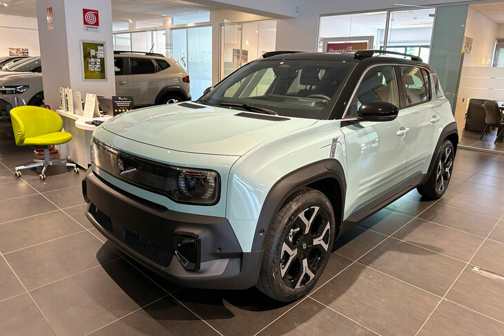 シエナの販売店に展示されている「ルノー4 E-Tech」。2025年7月。