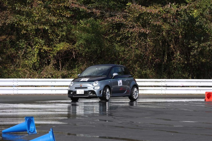 女性ドライバーを対象としたドライビングレッスンも開催。「SCORPIONNA DRIVE for woman」は、ドリフト競技に参戦する石川沙織選手が講師となり、低ミュー路でのドライビングなどのレクチャーを行った。