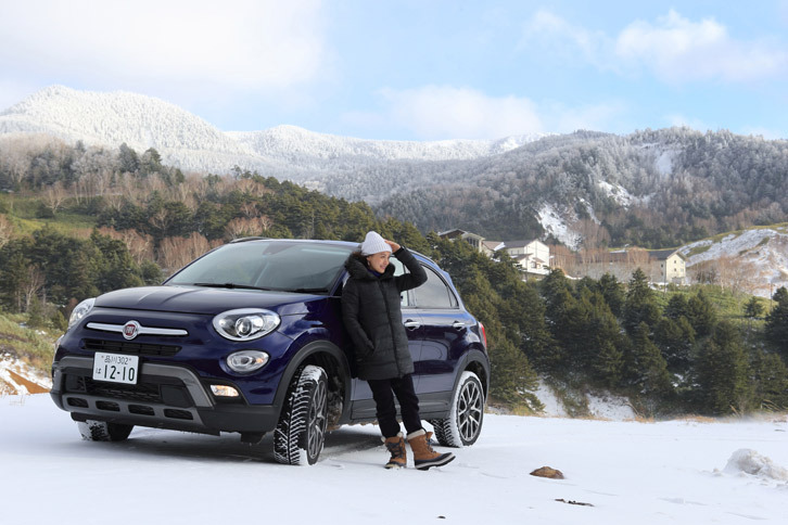 万座温泉に到着。周辺の道はほぼ圧雪路となっていたが、「ベクター4シーズンズ ハイブリッド」を履いた「500Xクロスプラス」は、スタッドレスタイヤを履いたカメラカーにまったく遅れることがなかった。