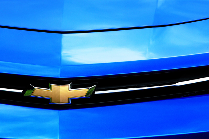 フロントグリルを飾る、シボレー伝統の“ボウタイ”のエンブレム。