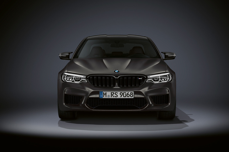 70km/h以上での走行時に点灯し、LEDライトの約2倍に相当する最大600m先を照らすBMWレーザーライトを装備している。