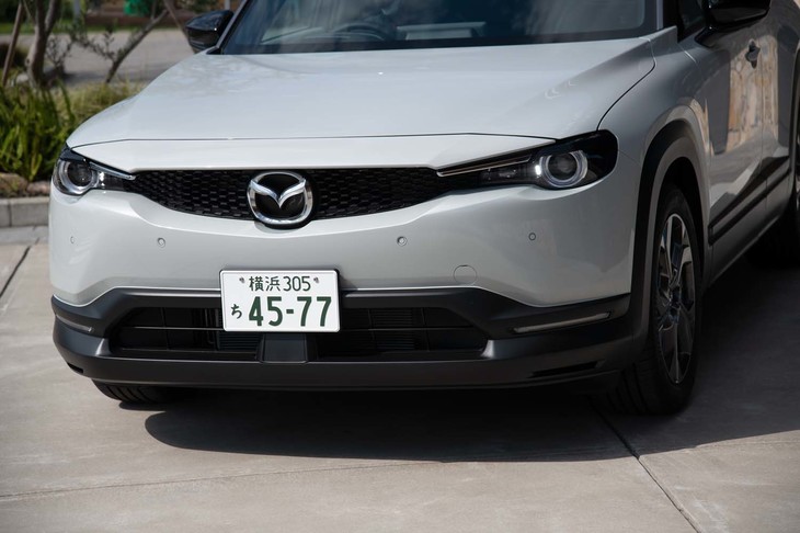 既存のマツダ車とは異なり、ヘッドランプの下のメッキパーツであるシグネチャーウイングが備わらない。ランプの“目力”によって力強さをアピールする。
