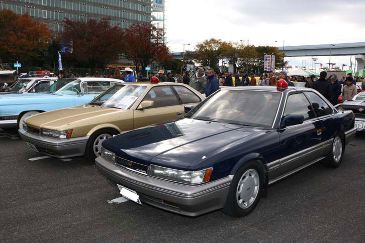 2代目「日産レパード」。グレードは3リッターツインカムエンジンを搭載する「アルティマ」。刑事ドラマ『あぶない刑事』で有名。展示車はどちらも映画版の劇中車仕様で、紺ツートンが映画『あぶない刑事』の、金ツートンが『またまたあぶない刑事』のもの。