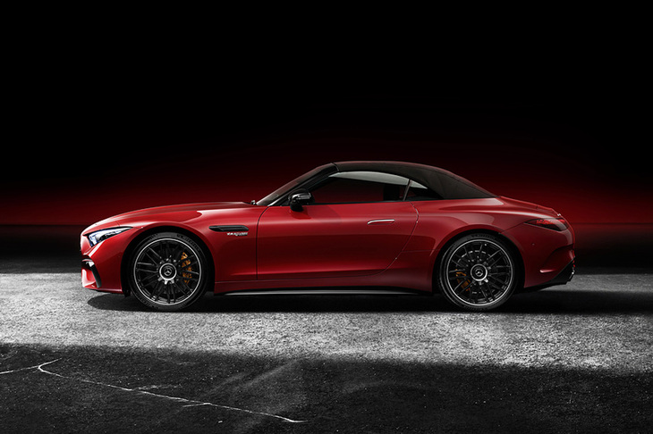 電動のソフトトップは3層構造。アウターシェル、ルーフライナー、その間に挟まれたアコースティックマットで構成される。