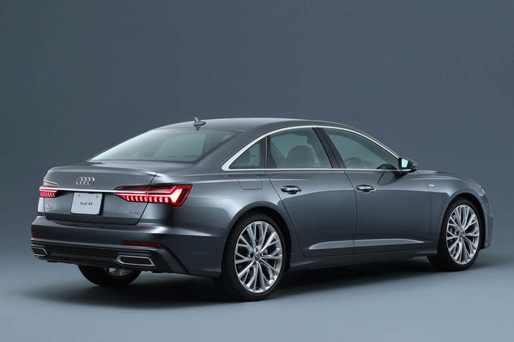 新型「アウディA6」のリアビュー。