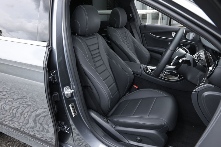 前席には、側面衝突の際にドア側のサイドサポートを膨らませて乗員をドアから遠ざける、メルセデス初の安全装備「PRE-SAFEインパルスサイド」が備わる。 