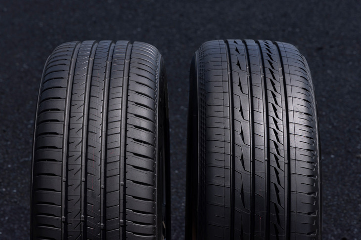 「アレンザLX100」（写真向かって右）と「001」（同左）のトレッドパターン。タイヤのキャラクターに応じて、明白にデザインが使い分けられている。