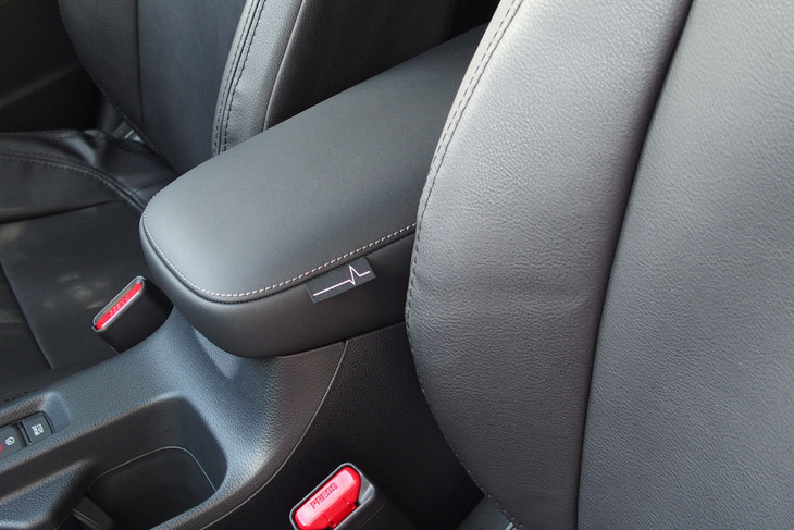 ホンダ・ヴェゼルe：HEV Z Sport Style（用品装着車／シートカバー）