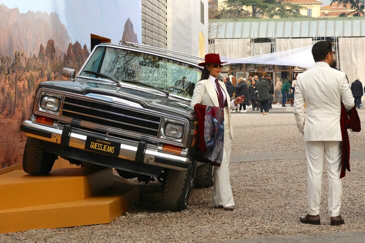 GUESS JEANSは「ジープ・グランドワゴニア」をアイキャッチとした。