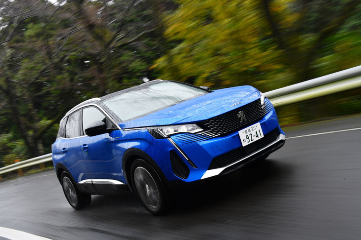 改良モデルの導入を機に追加設定された「プジョー3008」のプラグインハイブリッド車「GTハイブリッド4」。日本仕様のプジョー車としては初のPHEVであり、初の4WDとなる。