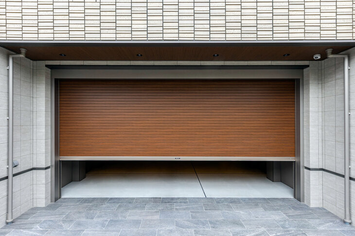 ビンテージウォールナットの木目調スラットを使った施工例。木目調スラットの場合、最大間口幅は5.5mとなる。