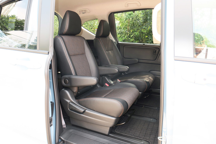 ホンダ・フリード ハイブリッド クロスター（4WD）（2列目シート）