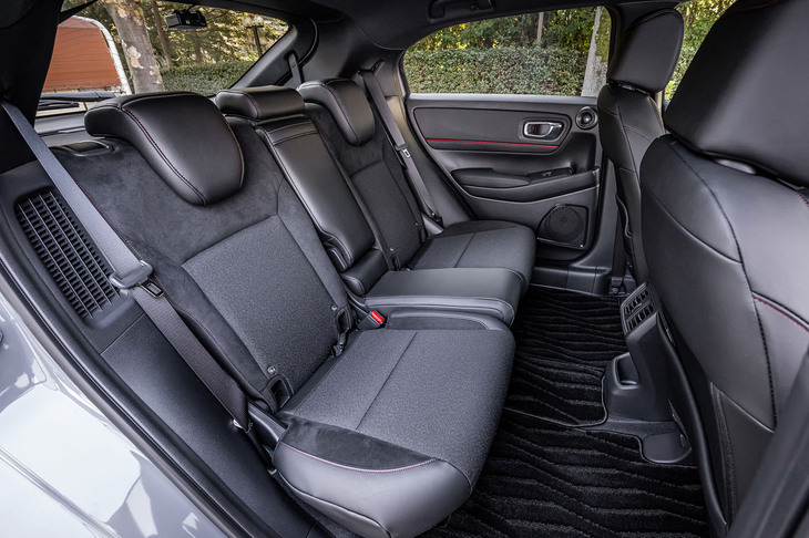 「RS」グレードのリアシート。ラックススエードとファブリックのコンビ表皮にレッドのステッチが入るデザインは、フロントシートに準じたものだ。背もたれには60：40の分割可倒機能が備わる。
