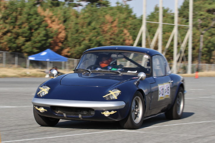 1801cc以上のノーマル車両および1301cc以上の改造車両によるDクラスに親子でダブルエントリー、3位（父）と4位（息子）に入った「ロータス・エランS1」。