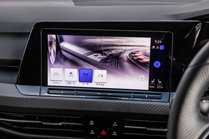 インフォテインメントシステム「ディスカバープロ」に表示されたドライビングモードの設定画面。「コンフォート」「スポーツ」「レース」、好みのセッティングをあらかじめ登録できる「カスタム」の4つのなかからワンタッチで任意のモードを呼び出せる。