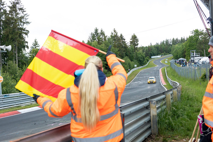 ニュルブルクリンク ノルドシュライフェの長さは一周約21km。オフィシャルの人数も膨大だ。仕事は大変だけど、みんな楽しんでる様子だった。