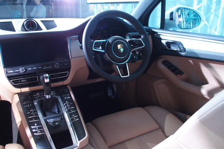 インテリアデザインも変更を受けている。10.9インチに拡大したフルHDタッチスクリーンが新たに採用された。