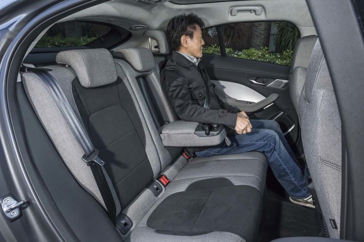 身長165cmの筆者が後席に座った様子。「Iペース」では、キャブフォワードデザインとEV特有のパッケージングにより、ひとクラス大きなSUVに匹敵する室内空間が確保されている。