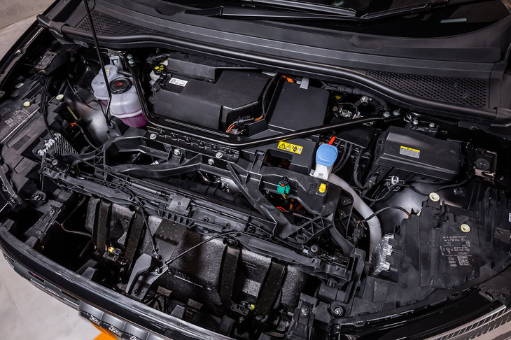 「Q4 e-tron」のフロントフードを開けた様子。駆動用モーターはリアアクスルに搭載され、最高出力204PS、最大トルク310N・mを発生する。