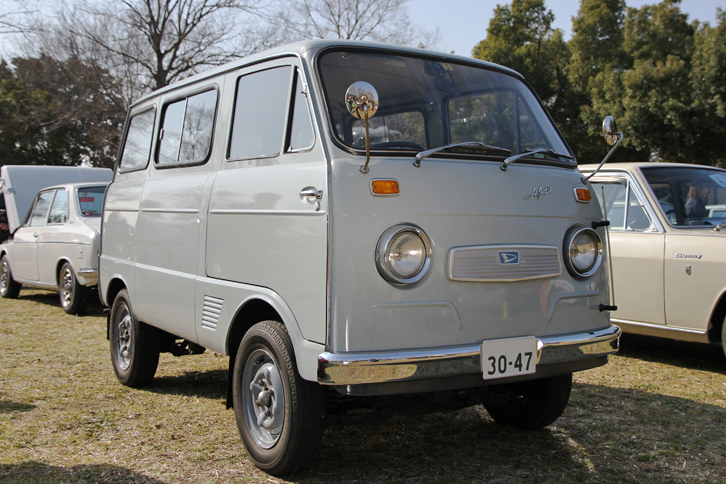 1967年「ダイハツ・ハイゼットキャブ・バン」。ボンネット型の軽トラック／ライトバンとして誕生したハイゼットに、64年に加えられた最初のキャブオーバーモデルが、このハイゼットキャブである。