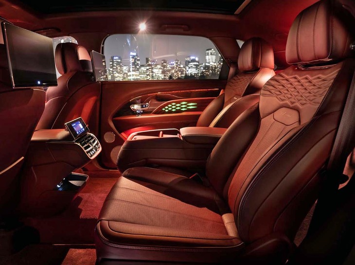 凝ったイルミネーションによるラグジュアリー感の演出も自慢のひとつ。「ベンテイガEWB」は、内装のトリムだけで240億通りの組み合わせが可能になっている。