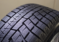 スタッドレスタイヤの多くは、左右非対称なトレッドパターンが採用されている。イン側は氷上でのグリップ力を高め、アウト側は雪上でのトラクション性能を確保するなど、部分的に特性が異なる。