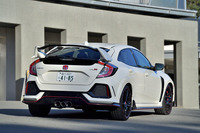 新型「シビック タイプR」は、2017年4月にニュルブルクリンク北コースで、FF車最速の7分43秒80のラップタイムを刻んだ。先代モデルは750台の限定車だったが、新型はカタログモデルとして扱われる。車両価格は450万0360円。